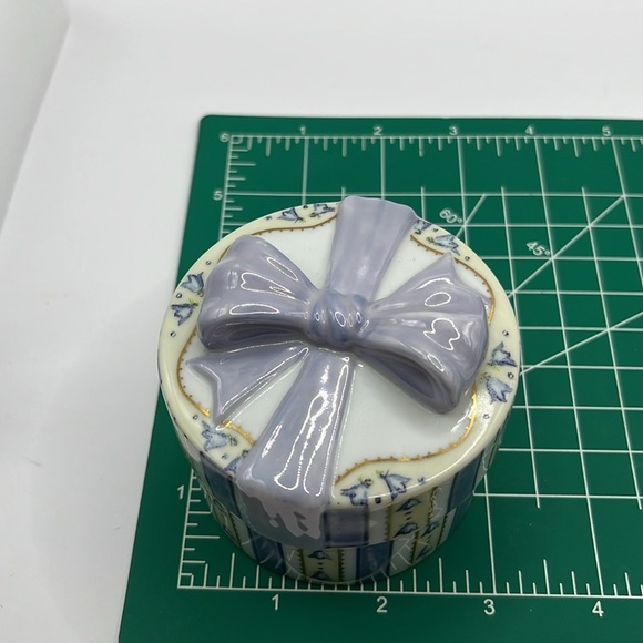 Music Box A Mothers Love Cherish Trinket Box Lavender Gold Vintage 1999 - Picture 9 of 10